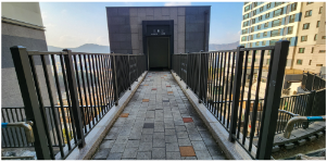 공간의 경계를 안전하게 구분하면서 건축물과 조화를 이루는 외부용 디자인 휀스.